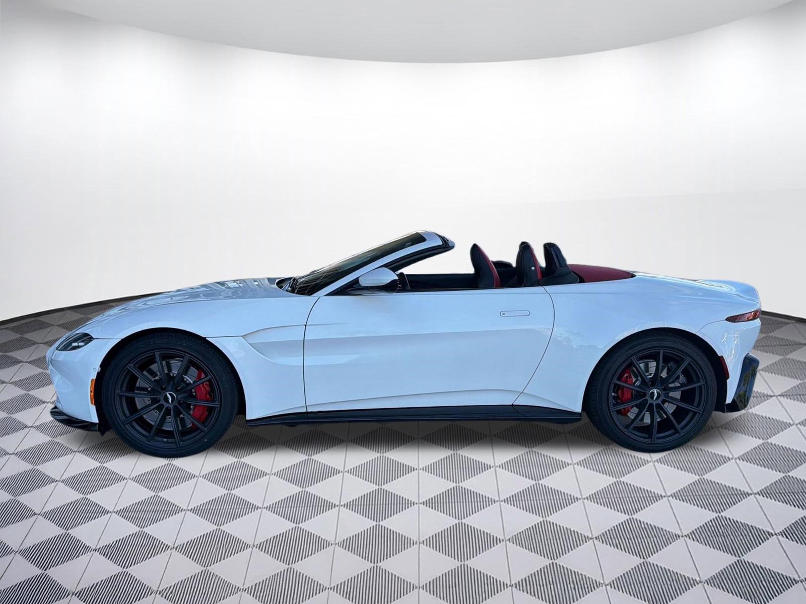Used 2021 Aston Martin V8 Vantage Roadster RWD image 2
