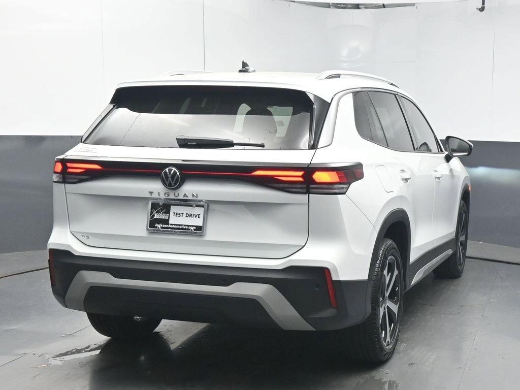 Certified 2025 Volkswagen Tiguan SE FWD image 7