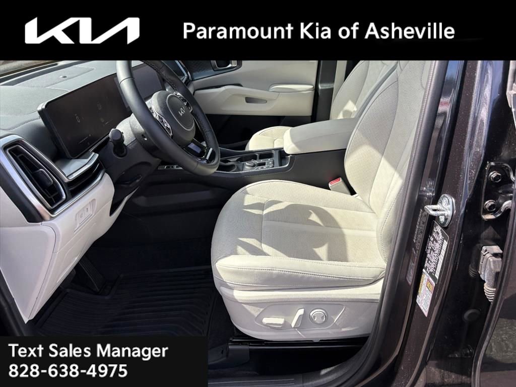 Certified 2025 Kia Sorento EX w/ Panoramic Sunroof Package image 18
