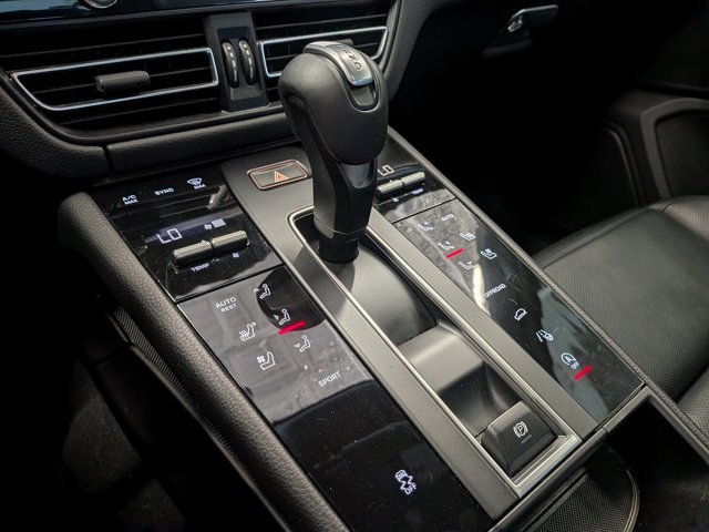 Used 2025 Porsche Macan AWD/4WD image 16