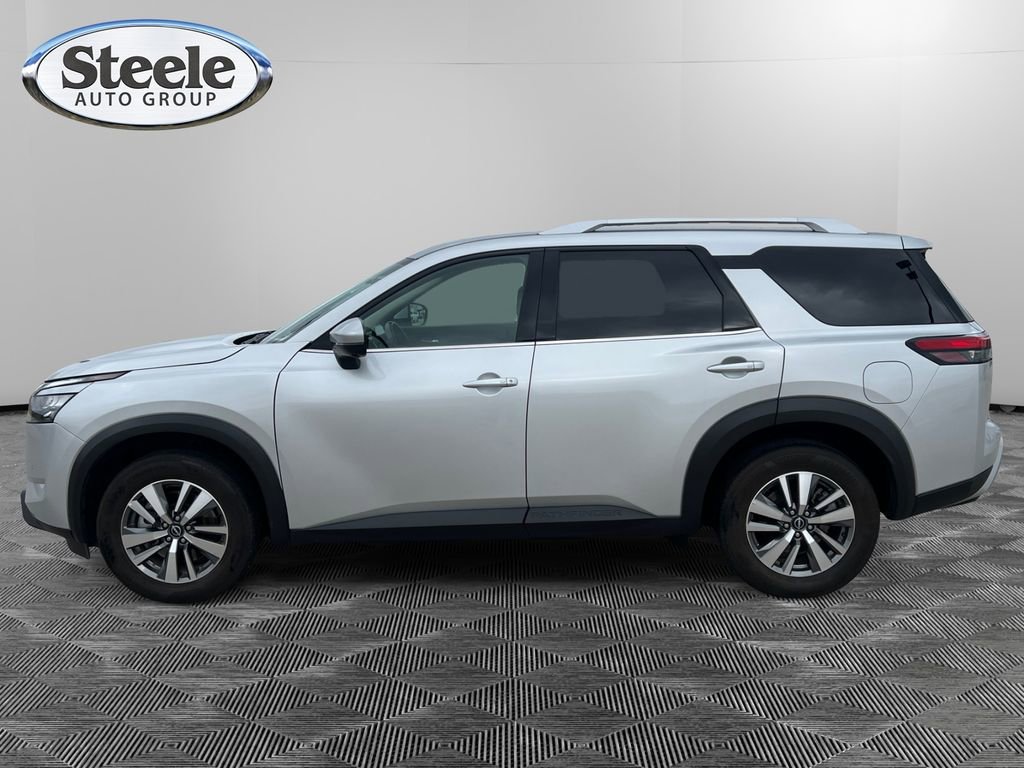 Used 2025 Nissan Pathfinder SL image 2