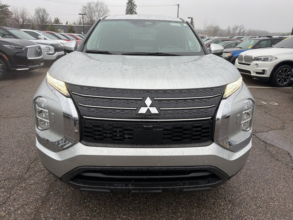 Used 2022 Mitsubishi Outlander ES image 2