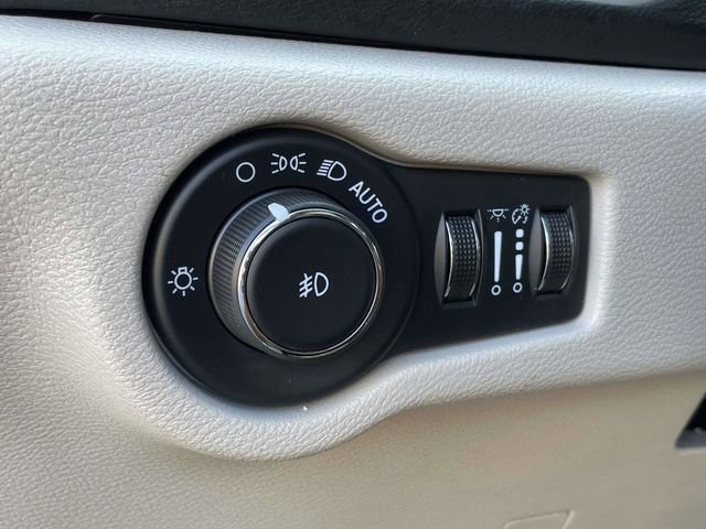 Used 2024 Chrysler Pacifica Touring-L image 32