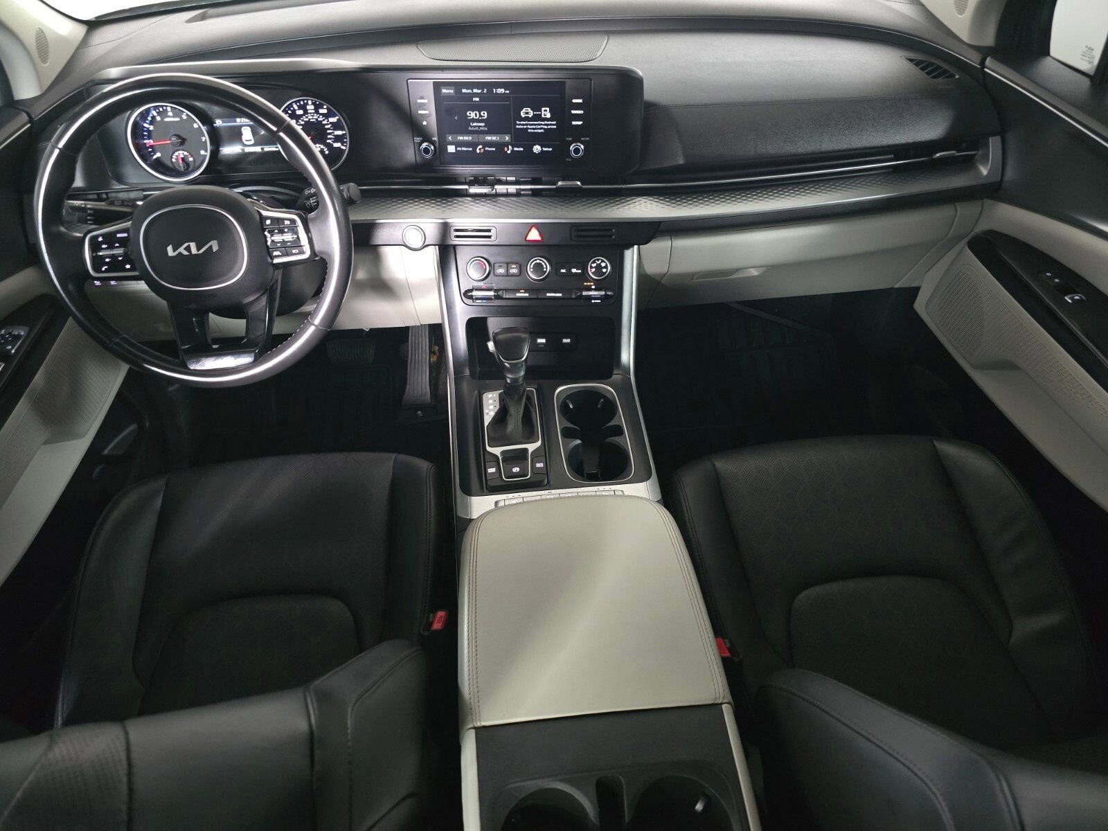 Used 2023 Kia Carnival LX image 29