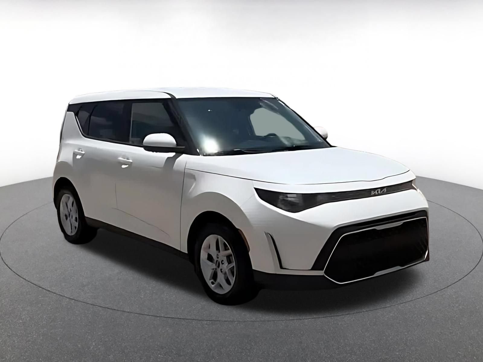 Used 2025 Kia Soul LX w/ LX Technology Package FWD image 3