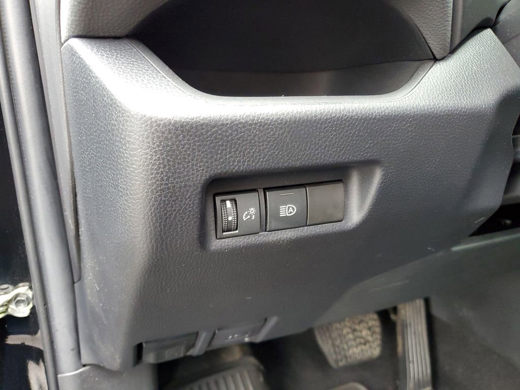 Used 2022 Toyota RAV4 LE image 8