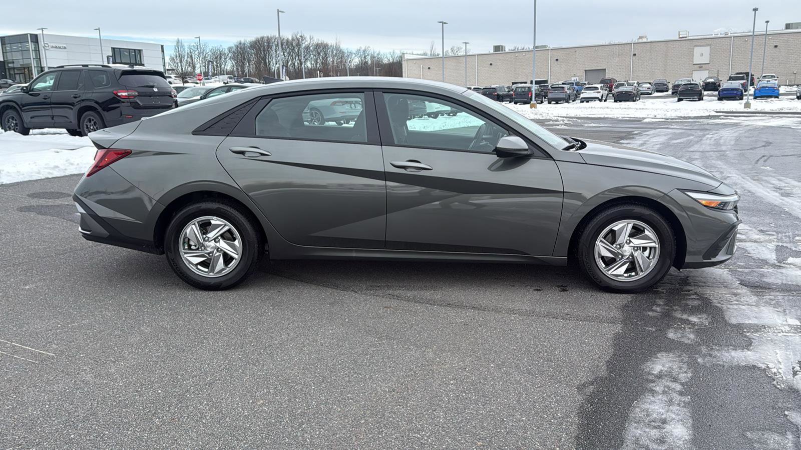 Used 2025 Hyundai Elantra SE image 4