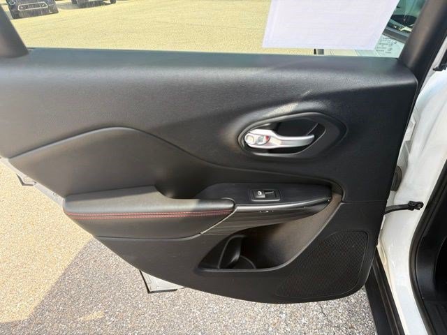 Used 2016 Jeep Cherokee Trailhawk AWD/4WD image 14