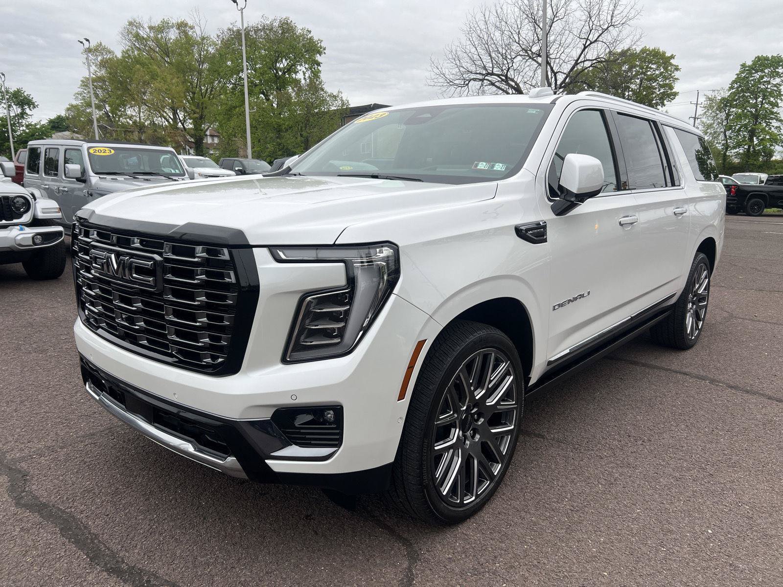 Used 2025 GMC Yukon XL Denali Ultimate AWD/4WD image 3
