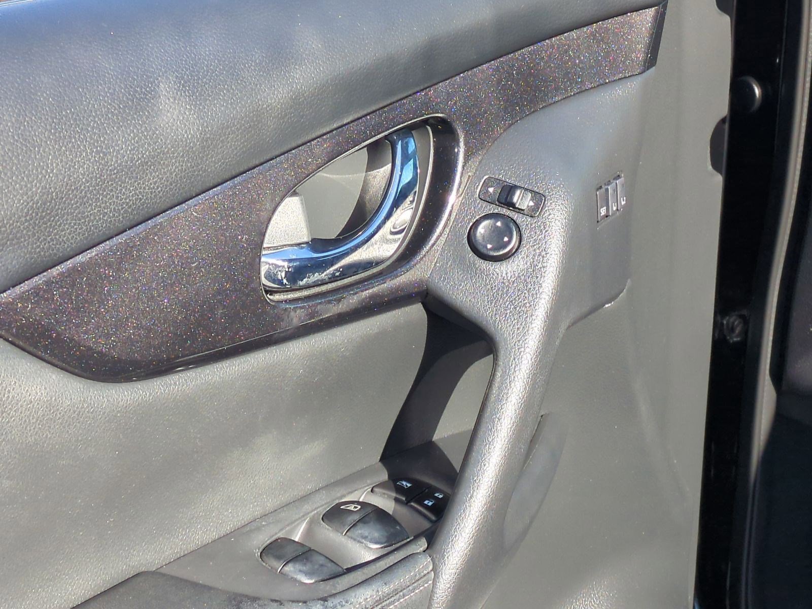 Used 2018 Nissan Rogue SV w/ Premium Package image 15