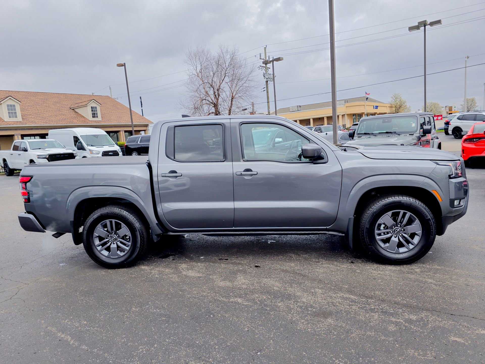 Used 2025 Nissan Frontier SV w/ SV Convenience Package RWD image 6