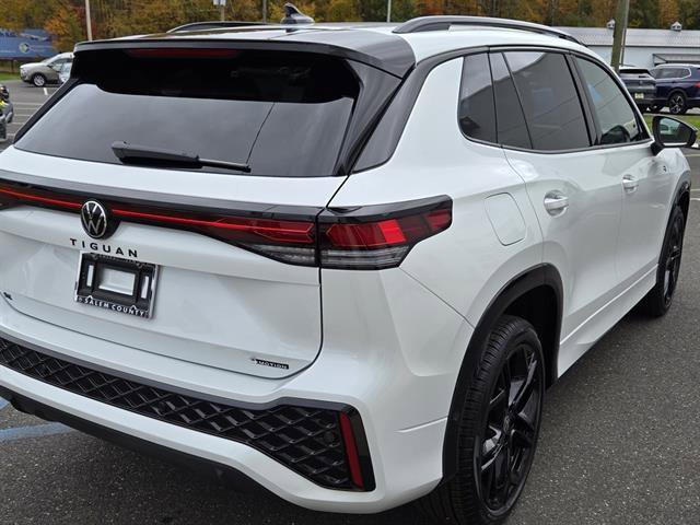 New 2026 Volkswagen Tiguan SE R-Line image 3