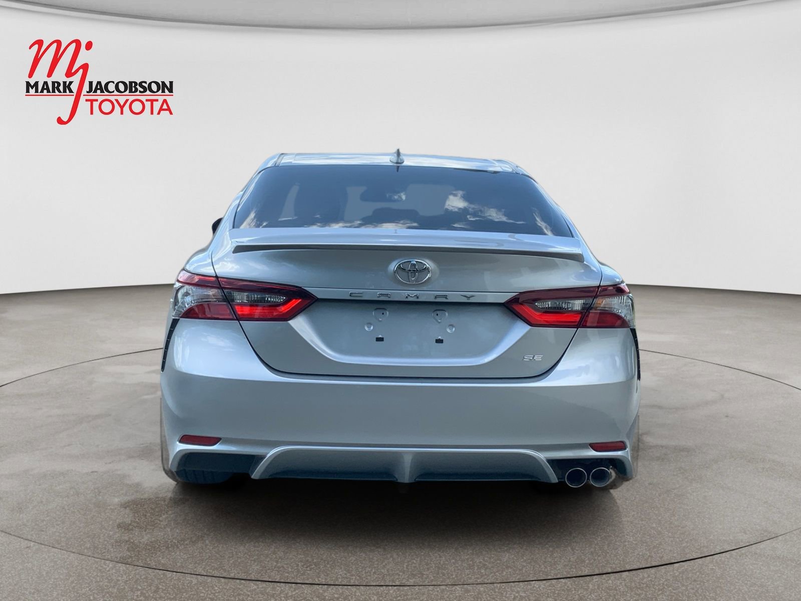 Used 2024 Toyota Camry SE w/ Cold Weather Package FWD image 6