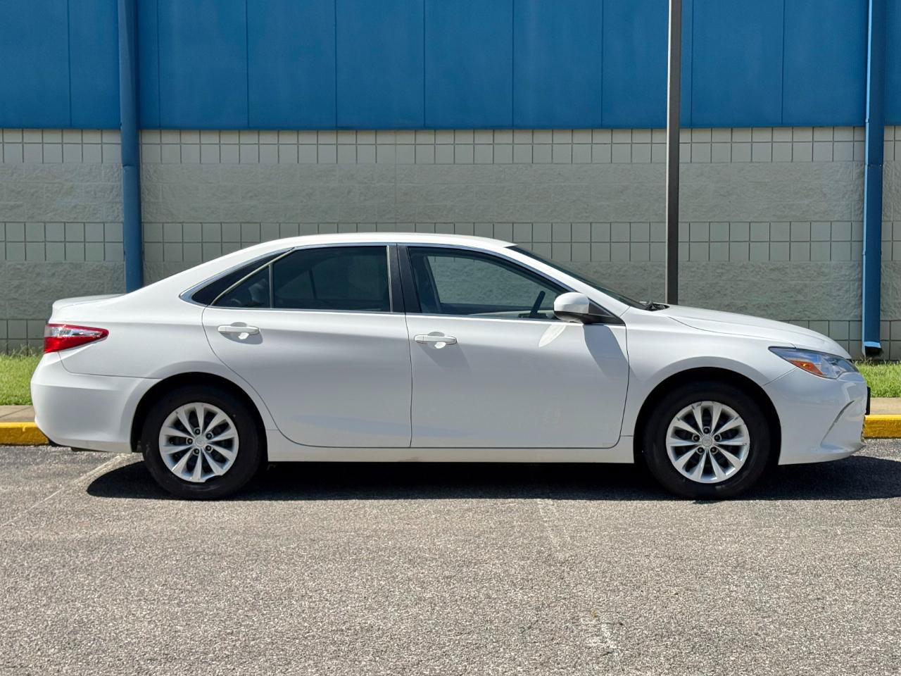 Used 2017 Toyota Camry LE FWD image 4