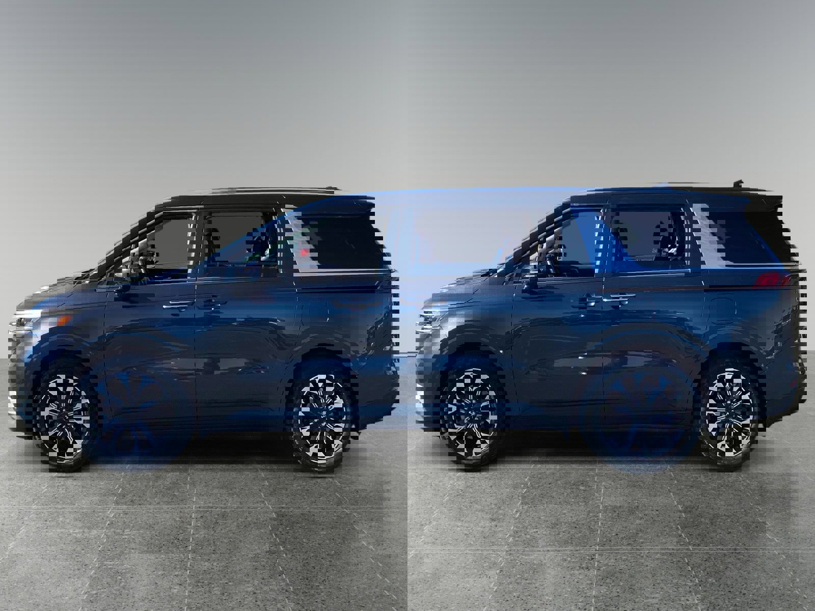 Used 2023 Kia Carnival EX image 2