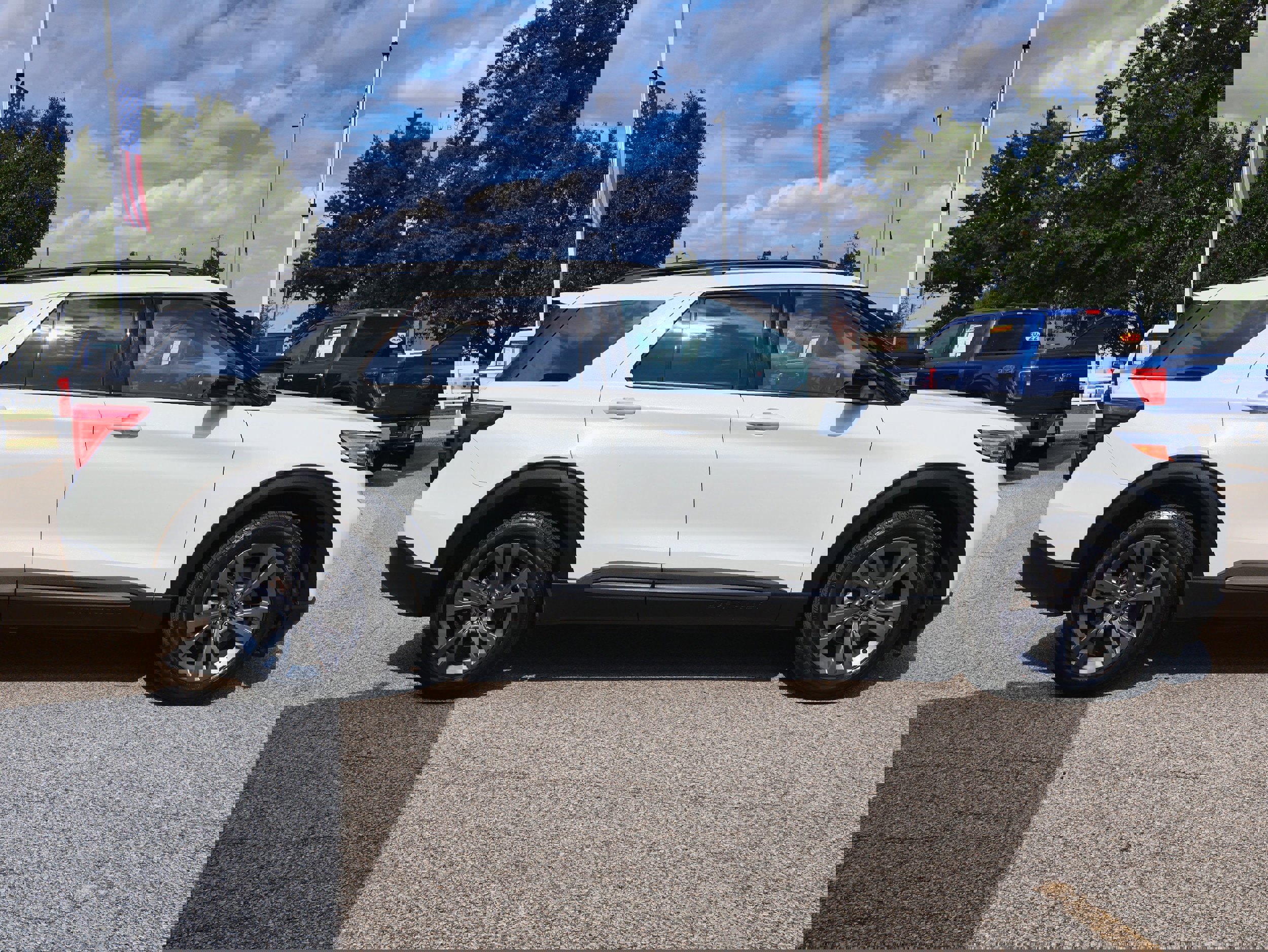 Used 2022 Ford Explorer XLT w/ Equipment Group 202A image 6