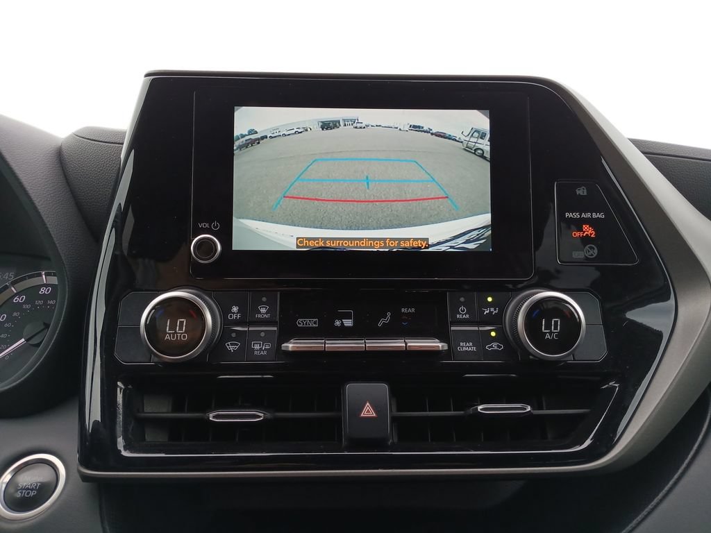 Used 2024 Toyota Highlander LE FWD image 15