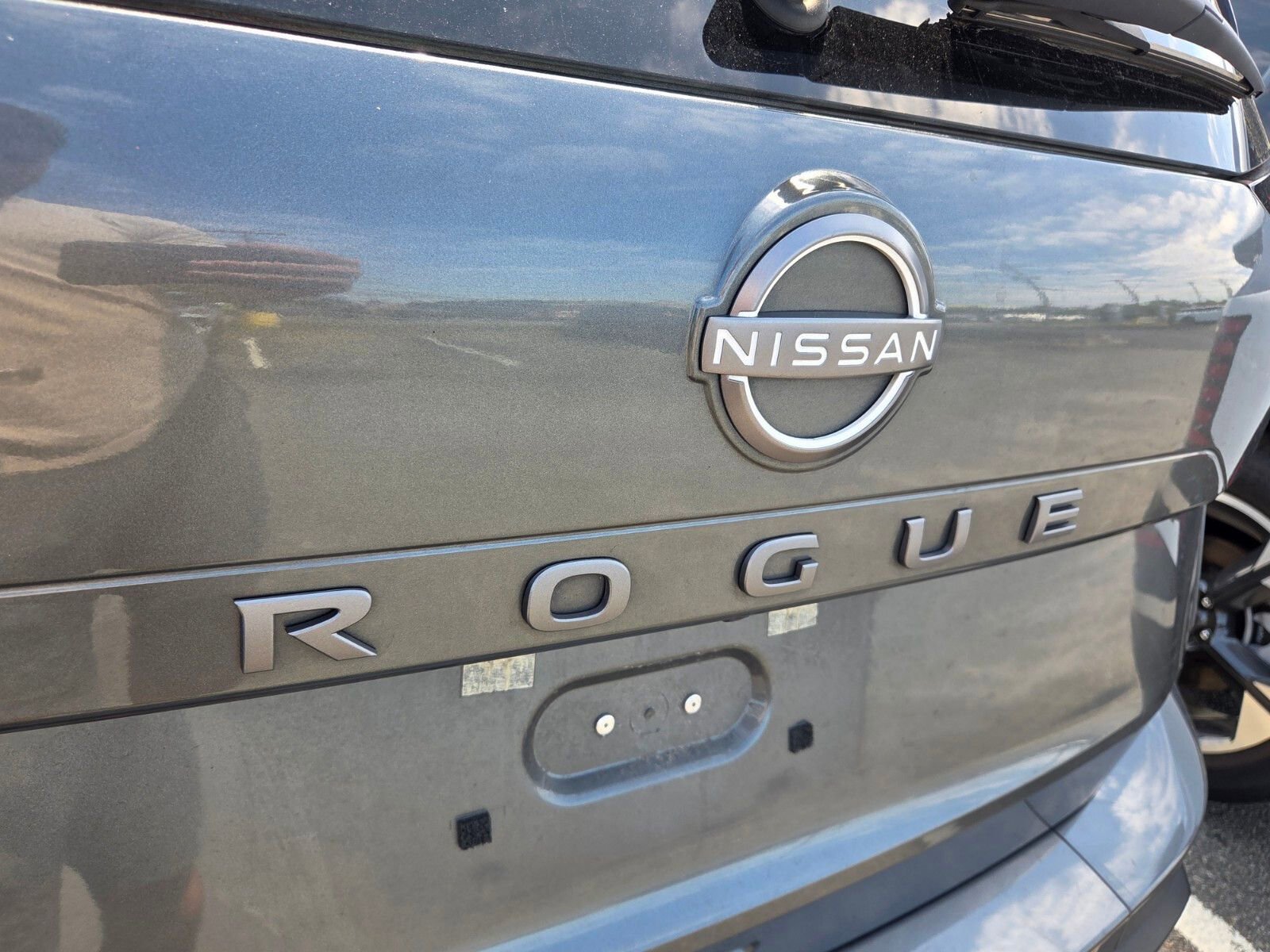 Used 2025 Nissan Rogue SV image 8