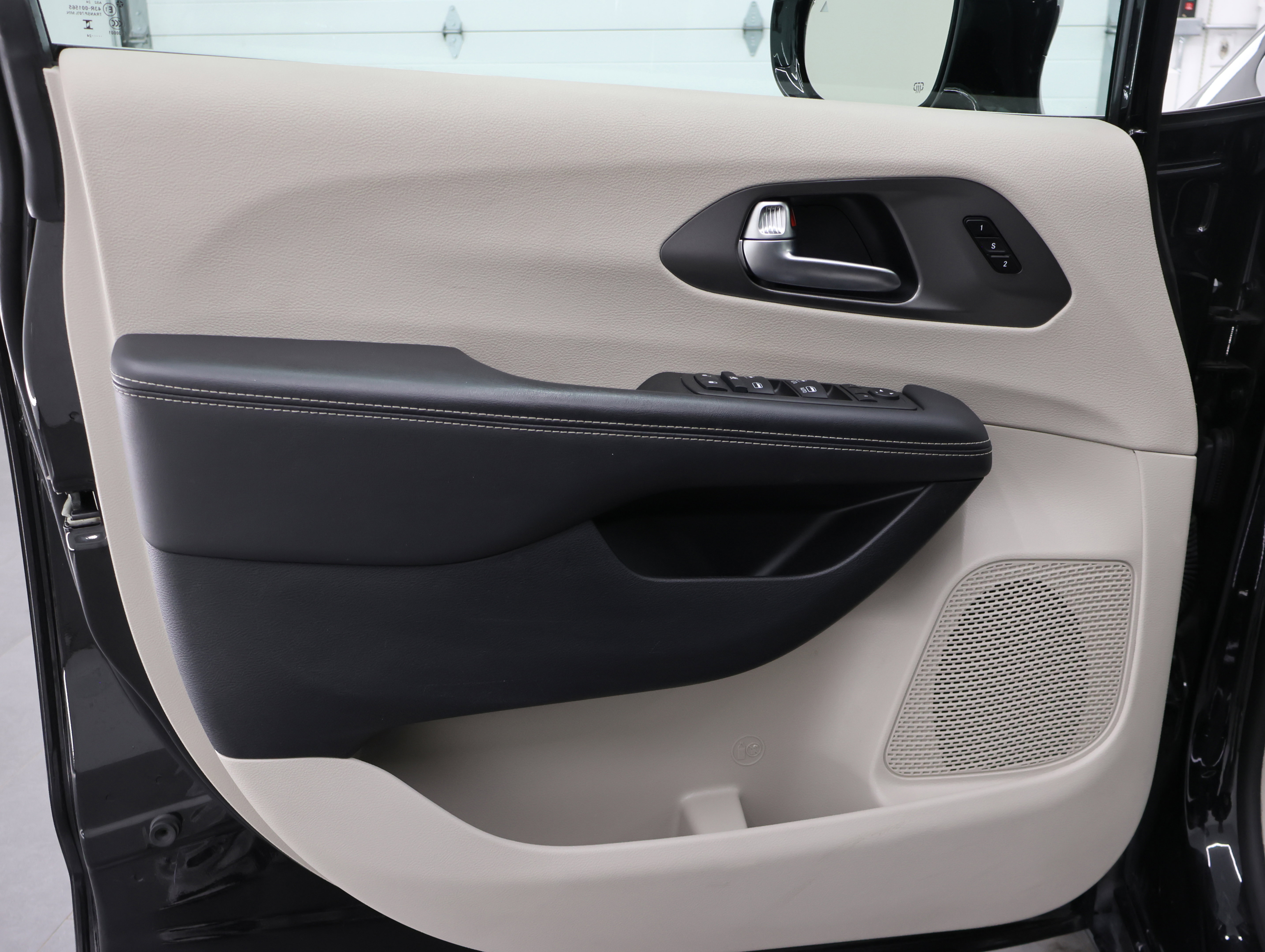 Used 2024 Chrysler Pacifica Touring-L image 40