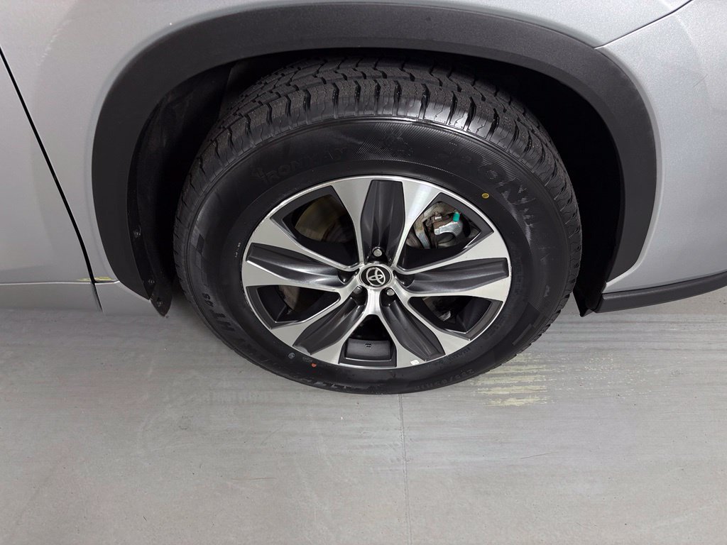 Used 2024 Toyota Highlander XLE FWD image 11