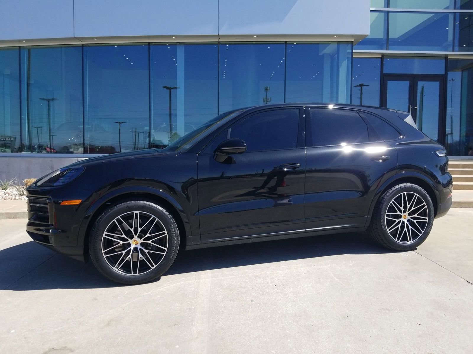 Used 2024 Porsche Cayenne image 2