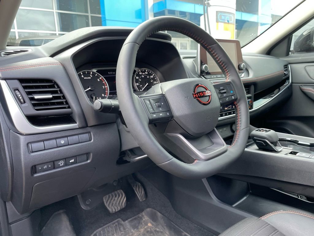 Used 2025 Nissan Rogue SV image 10