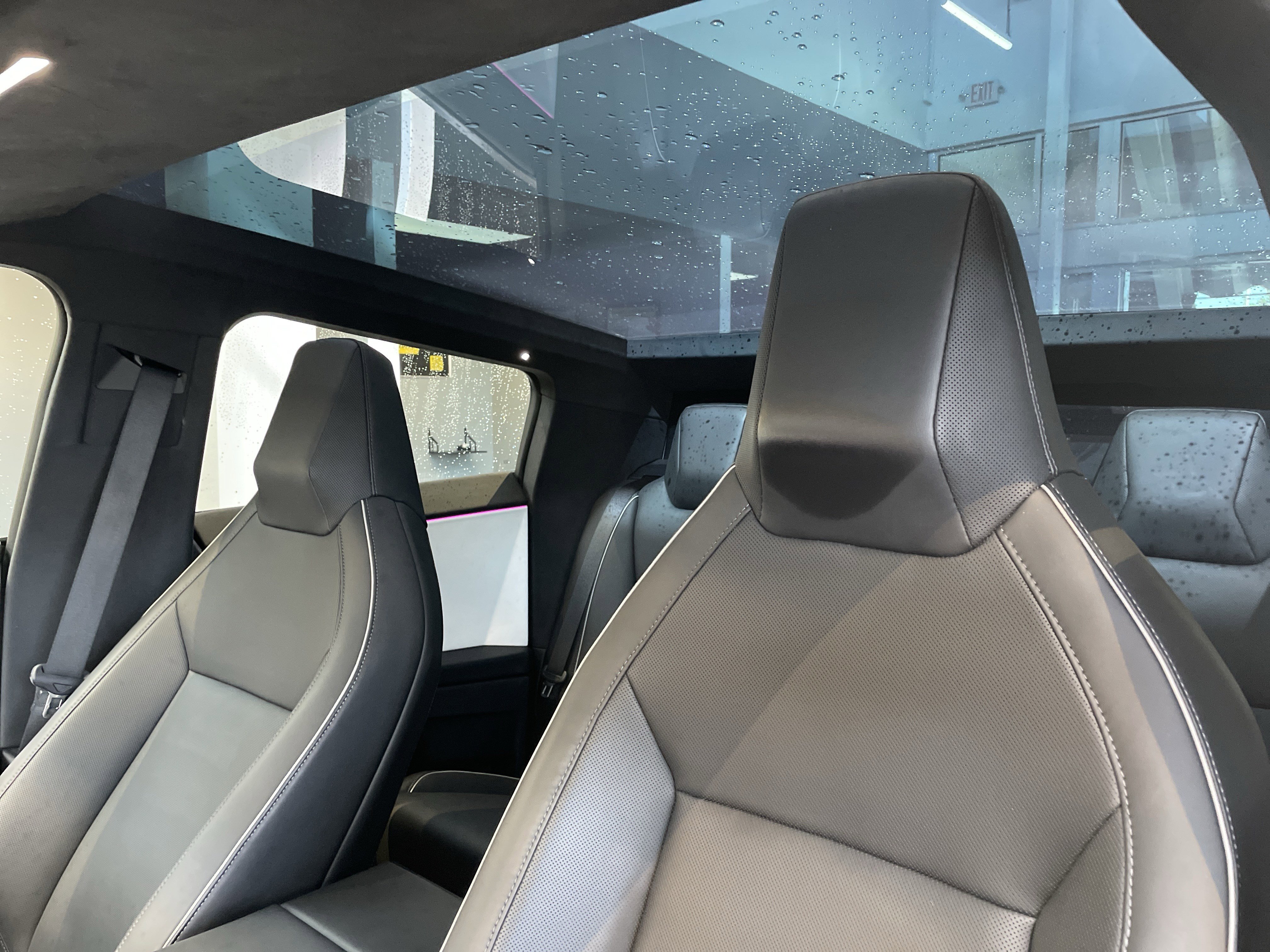 Used 2024 Tesla Cybertruck AWD Crew Cab image 31