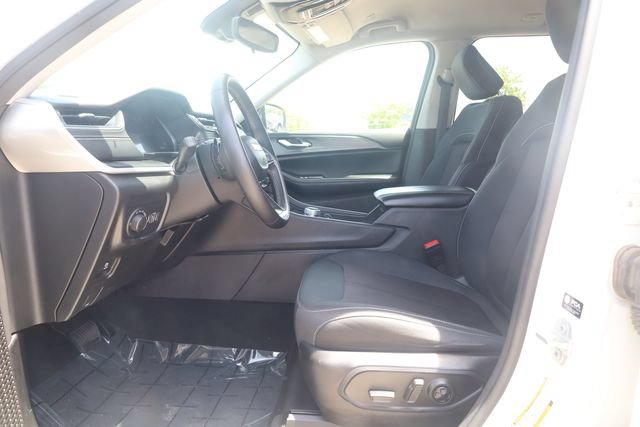 Used 2024 Jeep Grand Cherokee Laredo AWD/4WD image 13