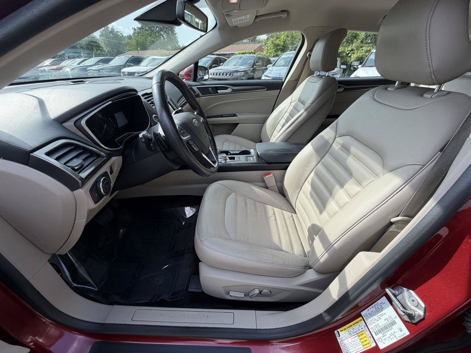 Used 2017 Ford Fusion SE w/ Fusion SE Technology Package FWD image 11
