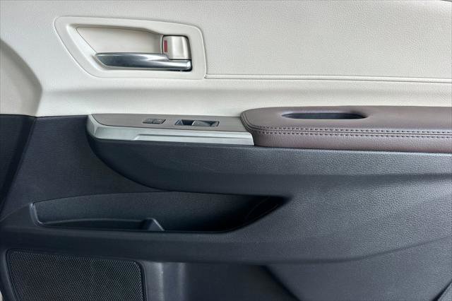 Certified 2024 Toyota Sienna Platinum image 21