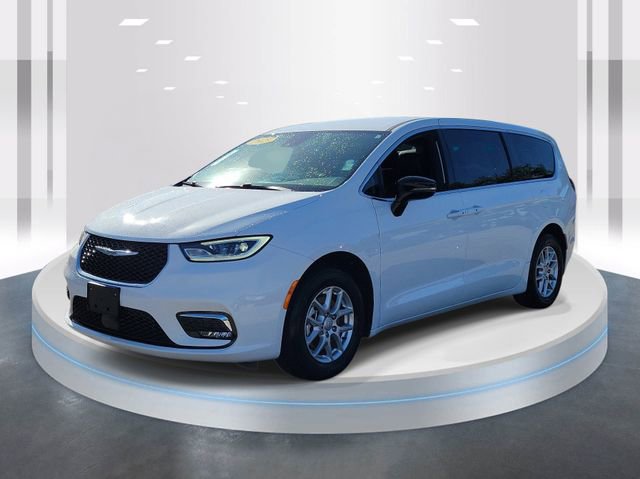 Used 2025 Chrysler Pacifica Select image 3