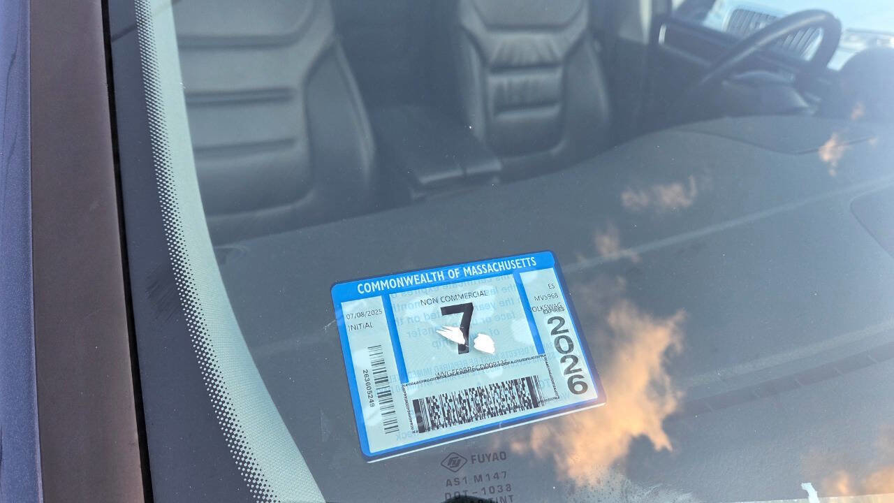 Used 2012 Volkswagen Touareg VR6 image 23