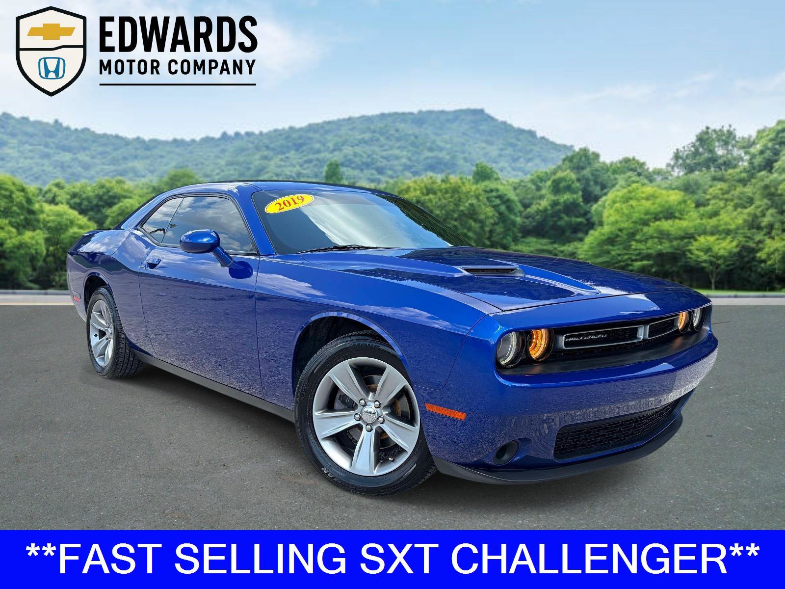 Used 2019 Dodge Challenger SXT RWD image 1