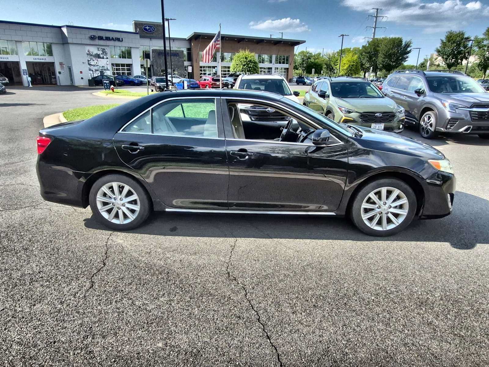 Used 2014 Toyota Camry XLE w/ Convenience Package FWD image 9