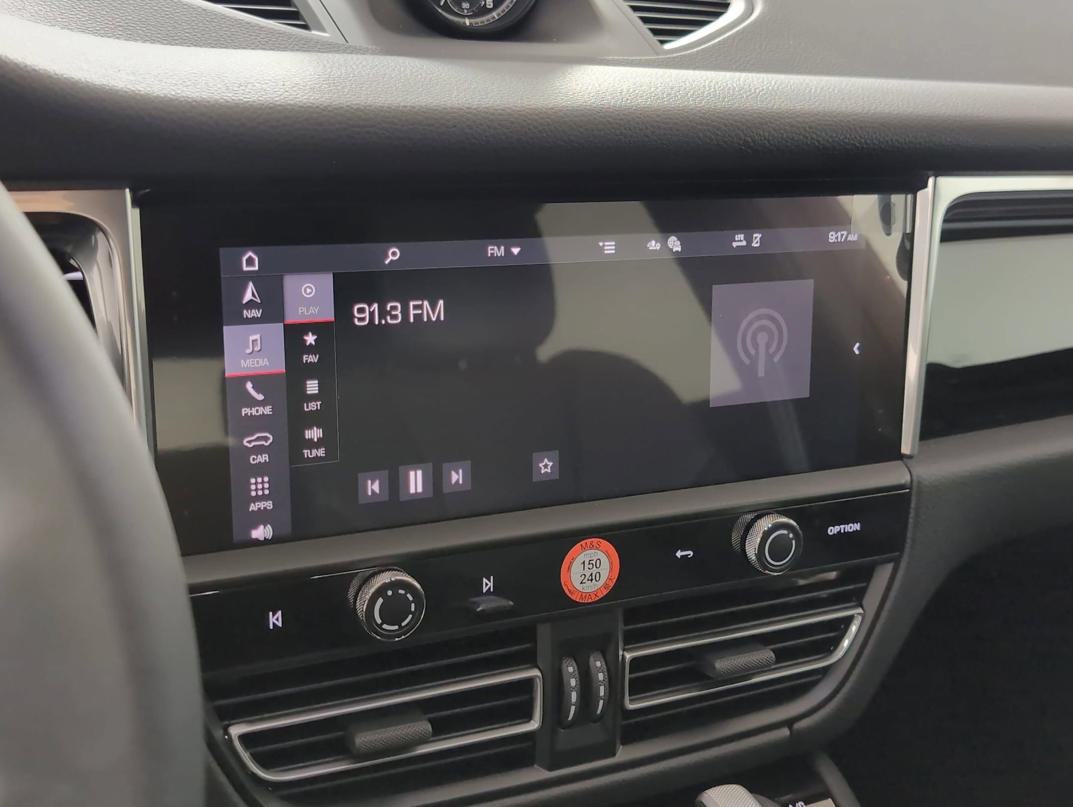 Certified 2025 Porsche Macan AWD/4WD image 23