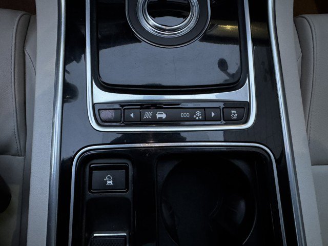 Used 2017 Jaguar XF RWD image 32