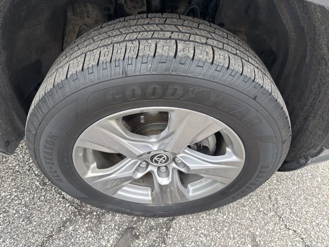 Used 2022 Toyota RAV4 XLE AWD/4WD image 9