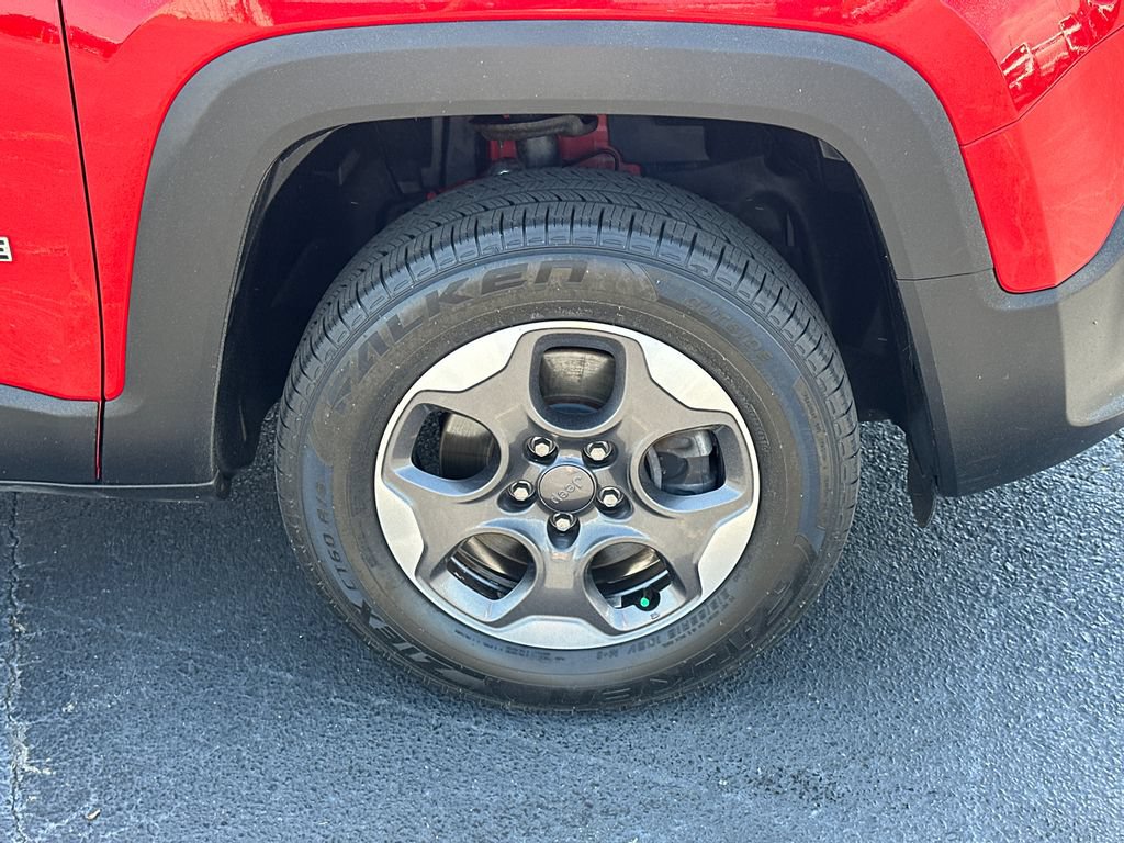 Used 2018 Jeep Renegade Latitude AWD/4WD image 12
