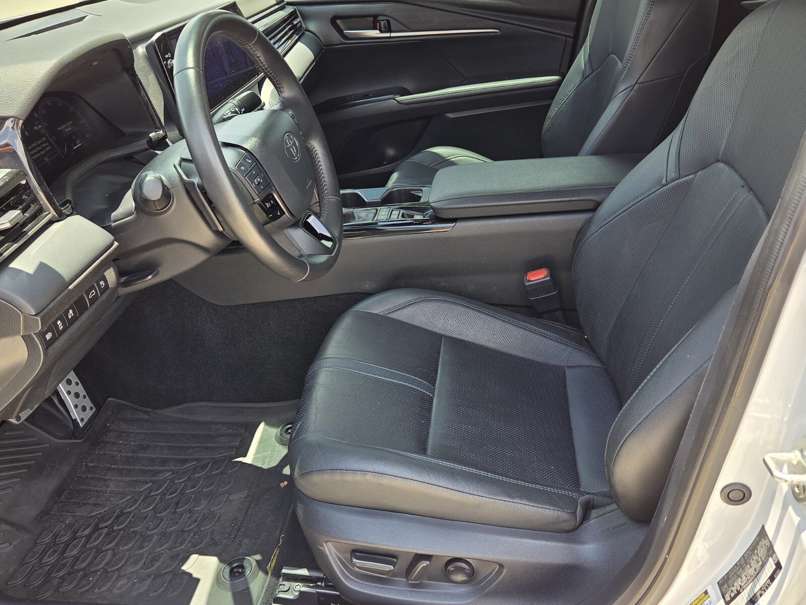 Used 2025 Toyota Camry XSE FWD image 4