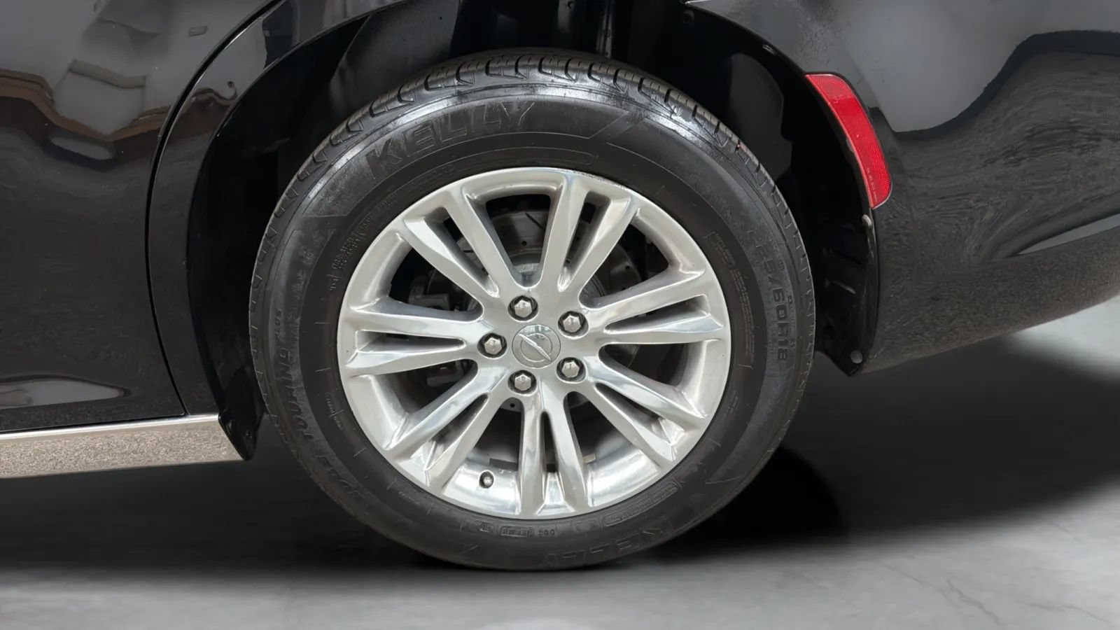 Used 2016 Chrysler 300 C RWD image 27
