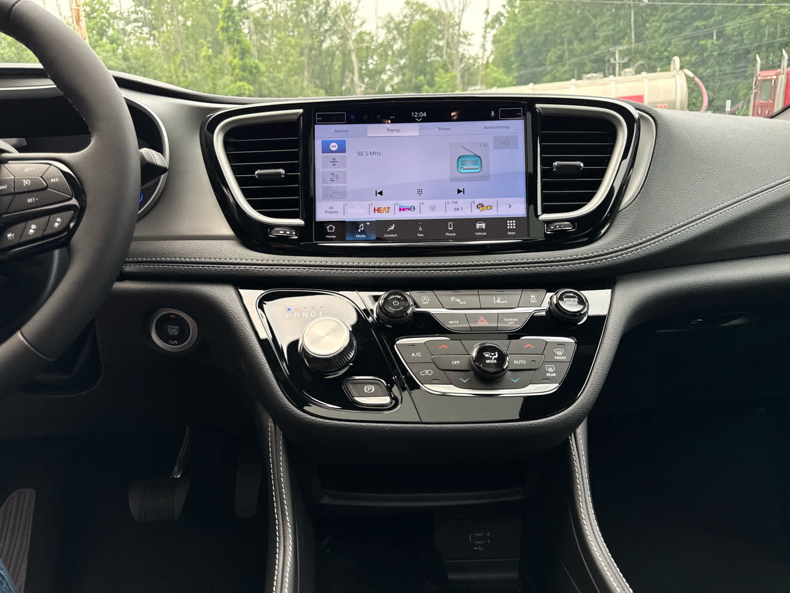 New 2027 Chrysler Pacifica Limited AWD/4WD image 17