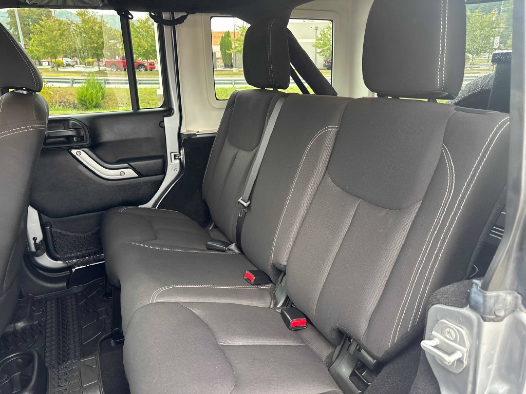 Used 2015 Jeep Wrangler Unlimited Sahara AWD/4WD image 21