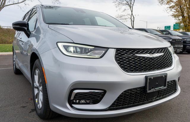 New 2026 Chrysler Pacifica Limited w/ Uconnect Theater Family Group image 4