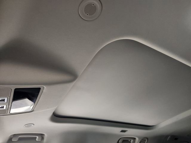 Used 2023 Land Rover Defender 130 SE image 25