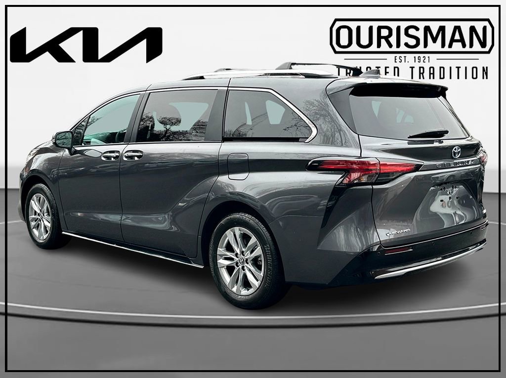 Used 2025 Toyota Sienna Limited image 3