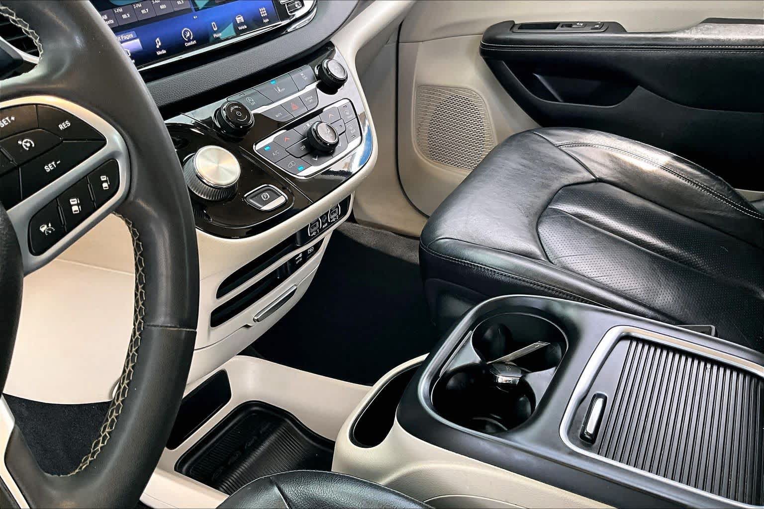 Used 2022 Chrysler Pacifica Touring-L FWD image 16