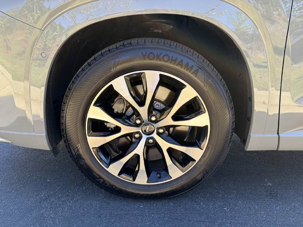 Used 2025 Lexus TX 500h AWD w/ Technology Package image 9