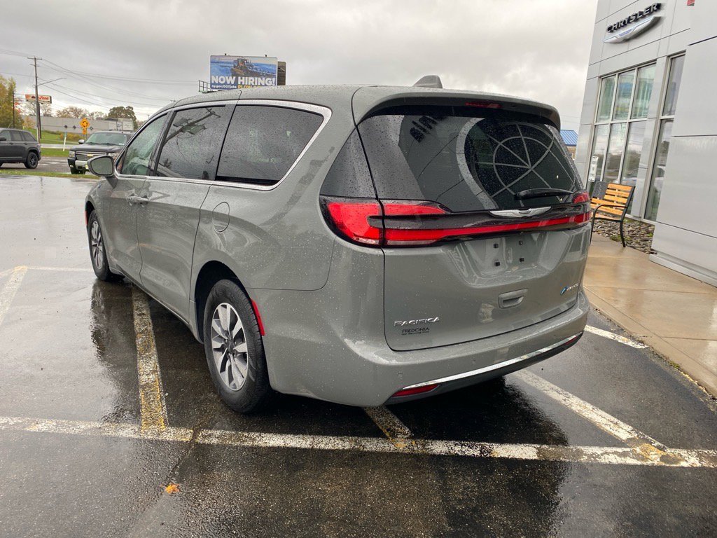 Used 2022 Chrysler Pacifica Touring-L image 3