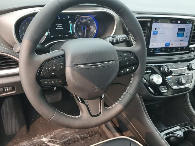 New 2027 Chrysler Pacifica Limited w/ Family Tech Group AWD/4WD image 19