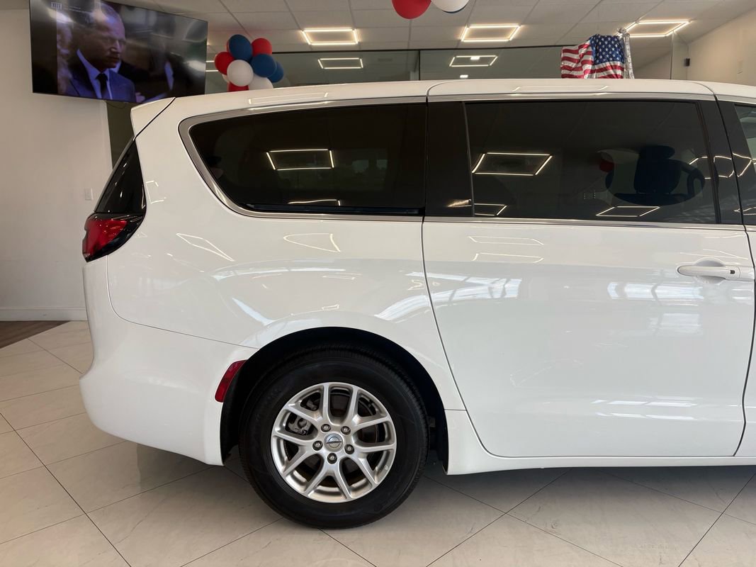 Used 2024 Chrysler Pacifica Touring-L FWD image 8